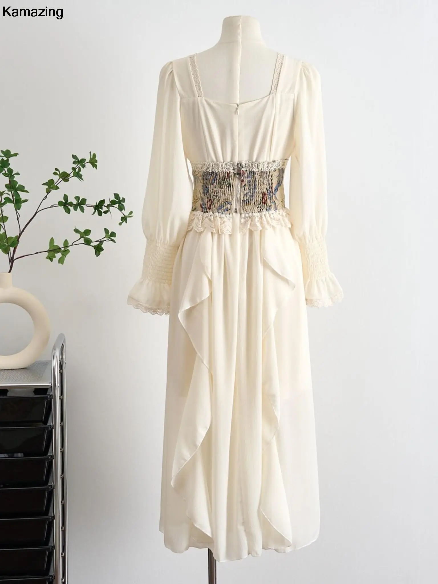 Винтажное платье-корсет средней длины в европейском стиле