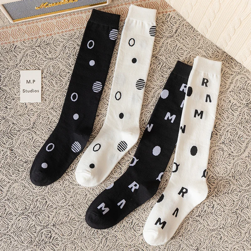 

Netflix mid-calf round letter socks Korean black and white simple and versatile jk socks college wind long tube