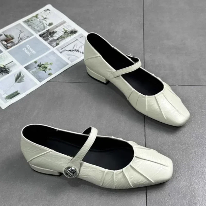 Женские туфли на высоком каблуке с металлическим украшением