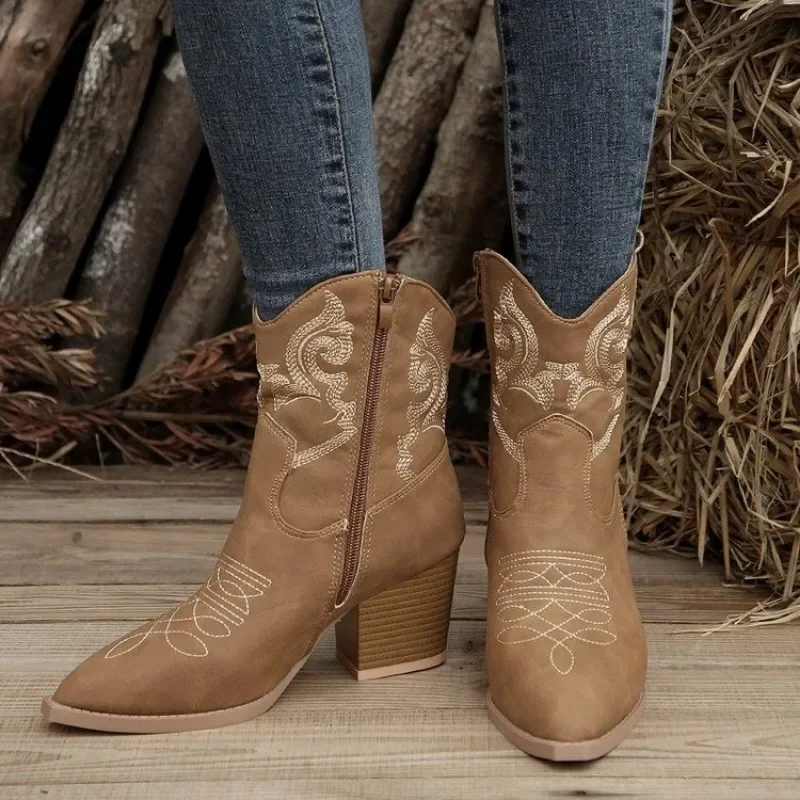 Женские короткие ботинки Челси с острым носком и вышивкой в стиле ретро