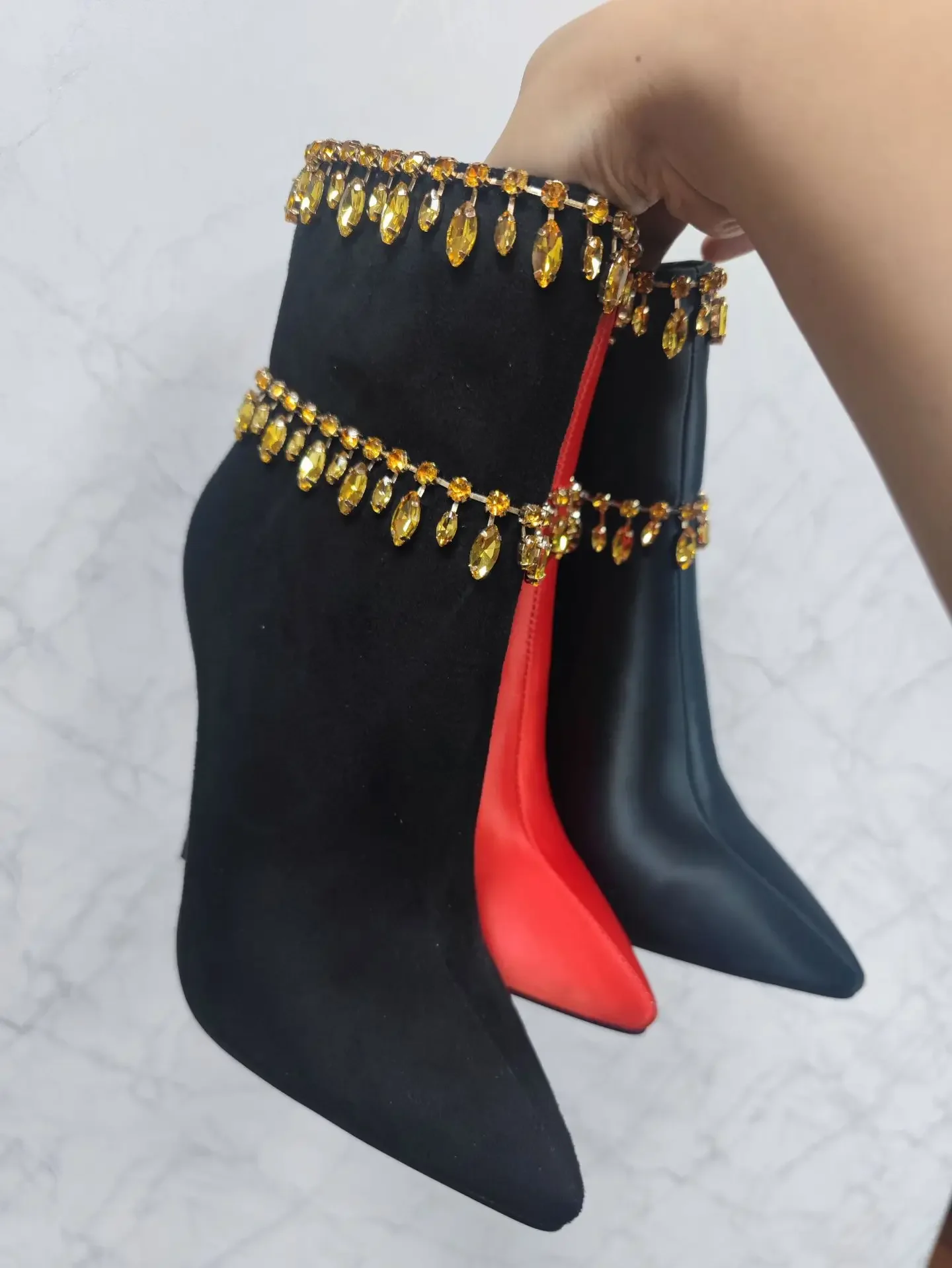 Ботинки на шпильке с острым носком украшенные стразами и бисером ботинки высоком