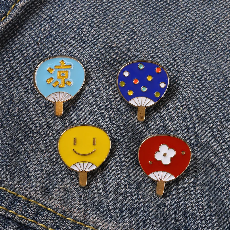 

Cartoon Christmas Personality Women's Brooch Fan Lapel Pins Friends New Year Gift Enamel Pin Badges Jewelry Fashion Accessories