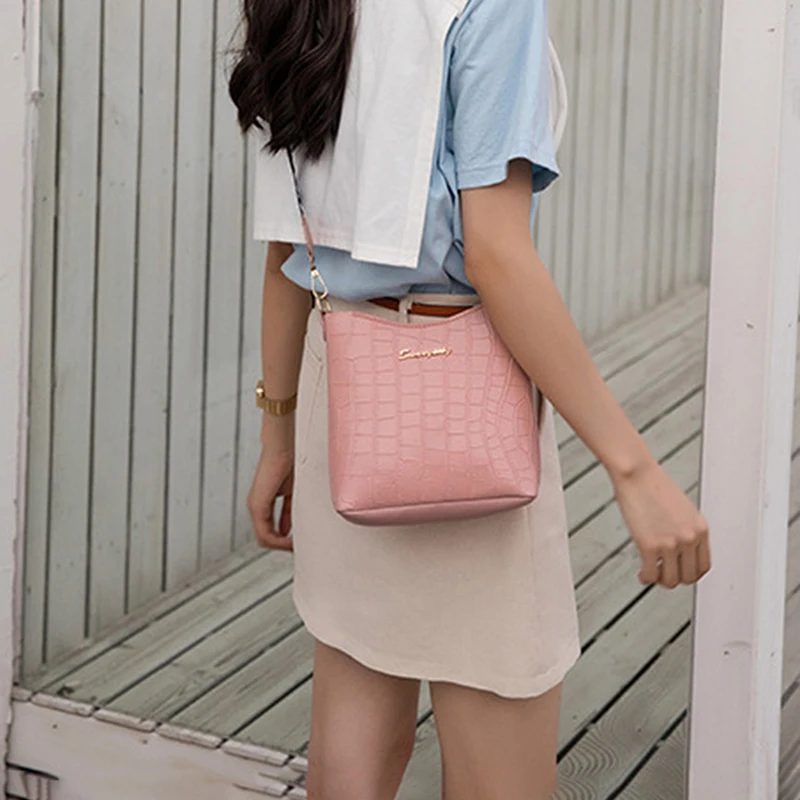 Женская сумка-мессенджер из крокодиловой кожи