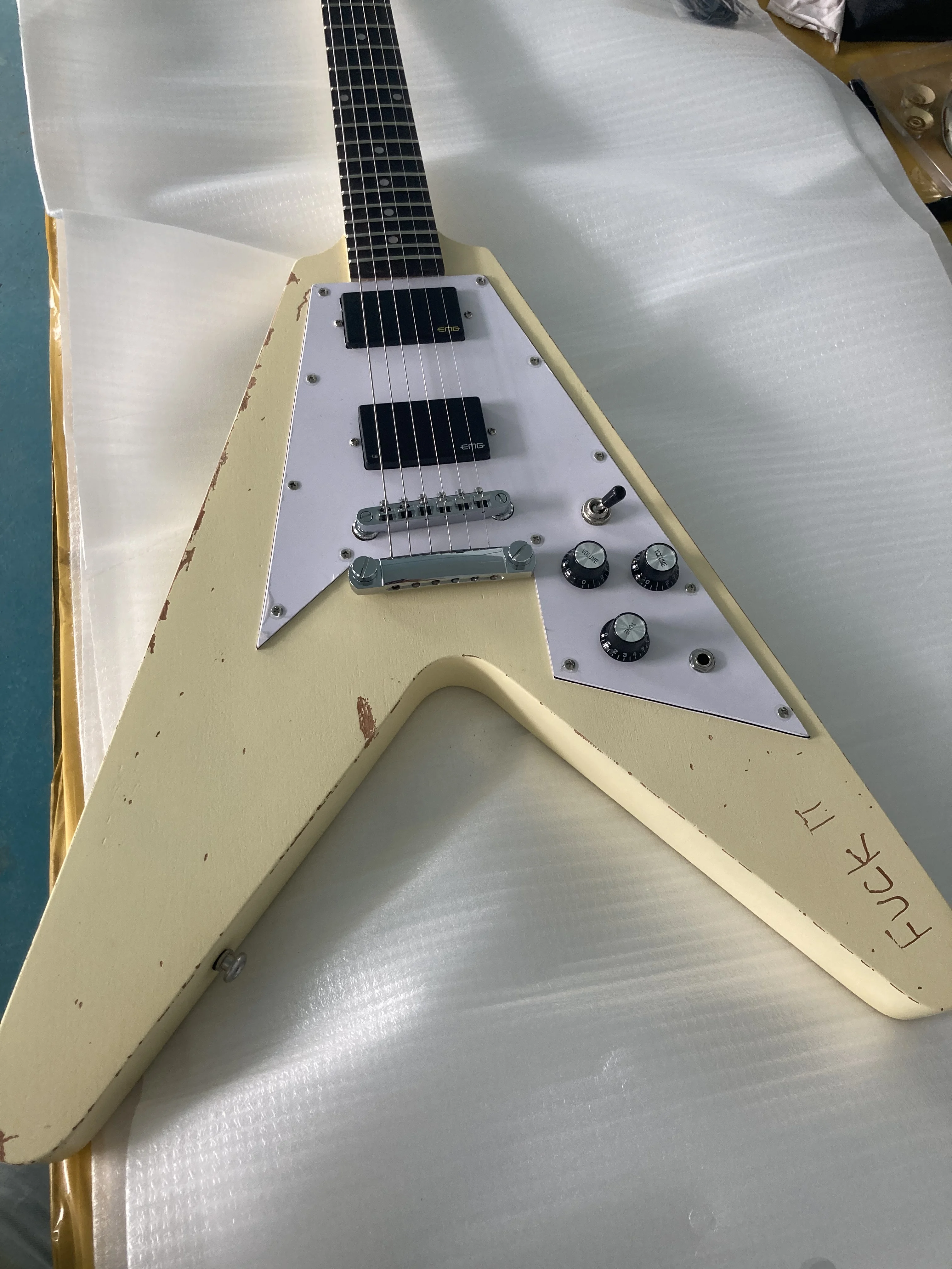 

Aged Fly V Shape Electric Guitar Fingerboard Rosewood Inlays Dot Color White