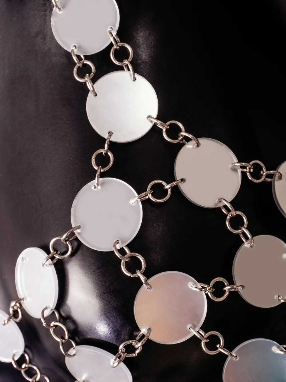 Женское длинное платье с блестками серебристое облегающее макси без рукавов