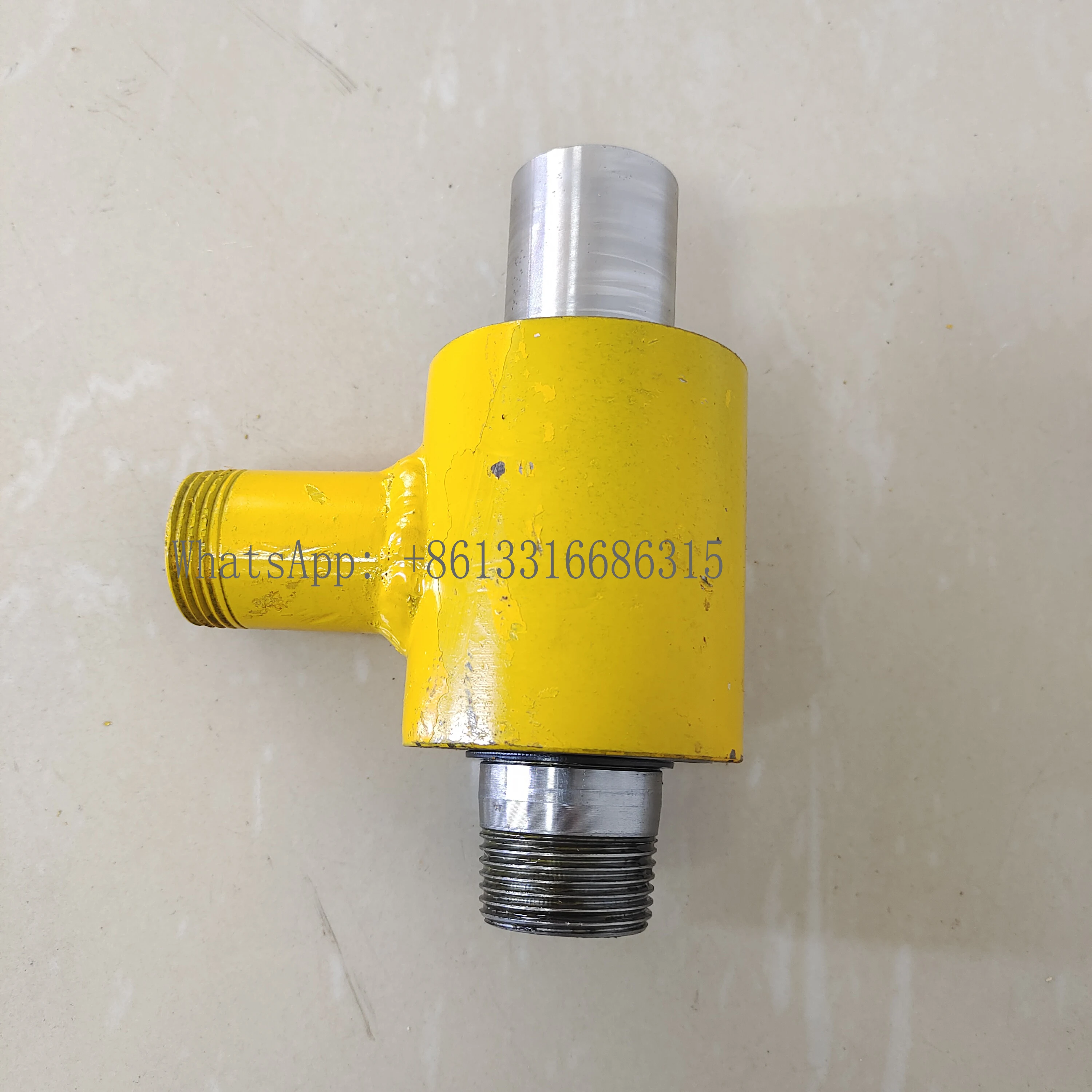 

Сверлильный станок, водяной инжектор, буровая труба, буровая скважина и проходящее устройство для наполнения водой трубопроводом под давлением