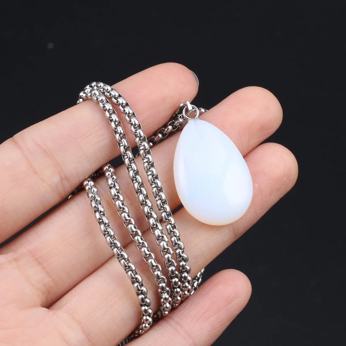 

Женское ожерелье с подвеской из натурального камня