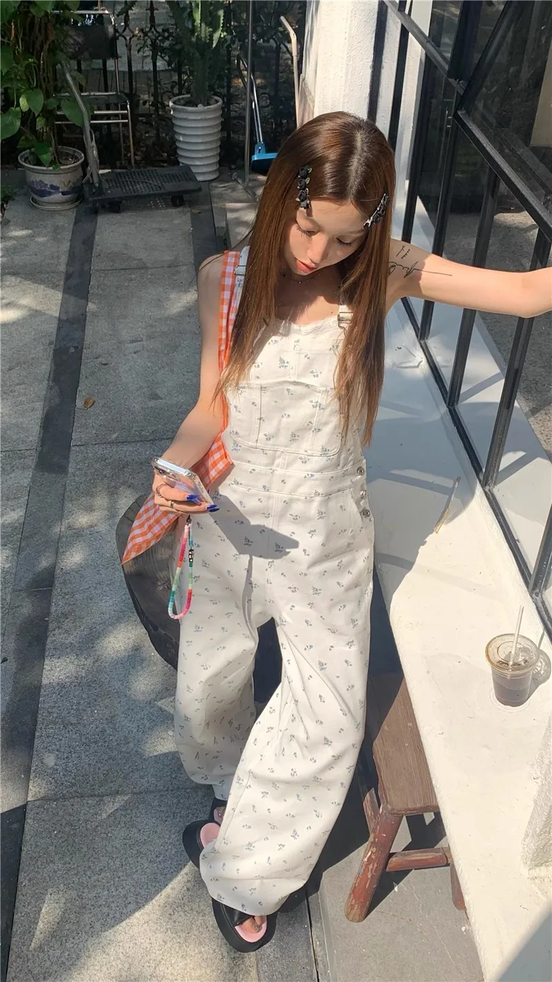 Женский джинсовый комбинезон с широкими штанинами и большими карманами