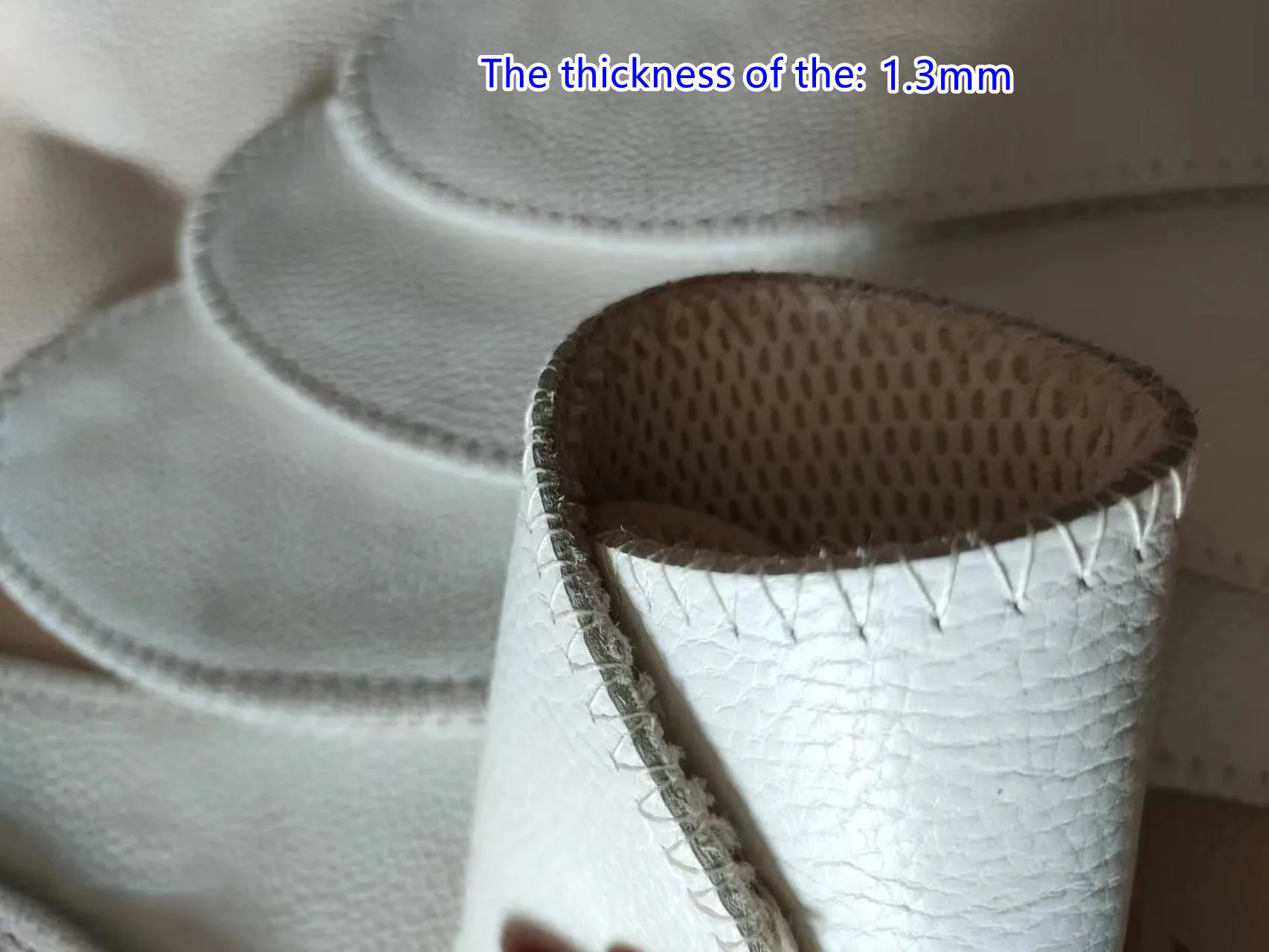 Hand-stitched pure cowhide insoles absorb sweat, breathable and odourproof