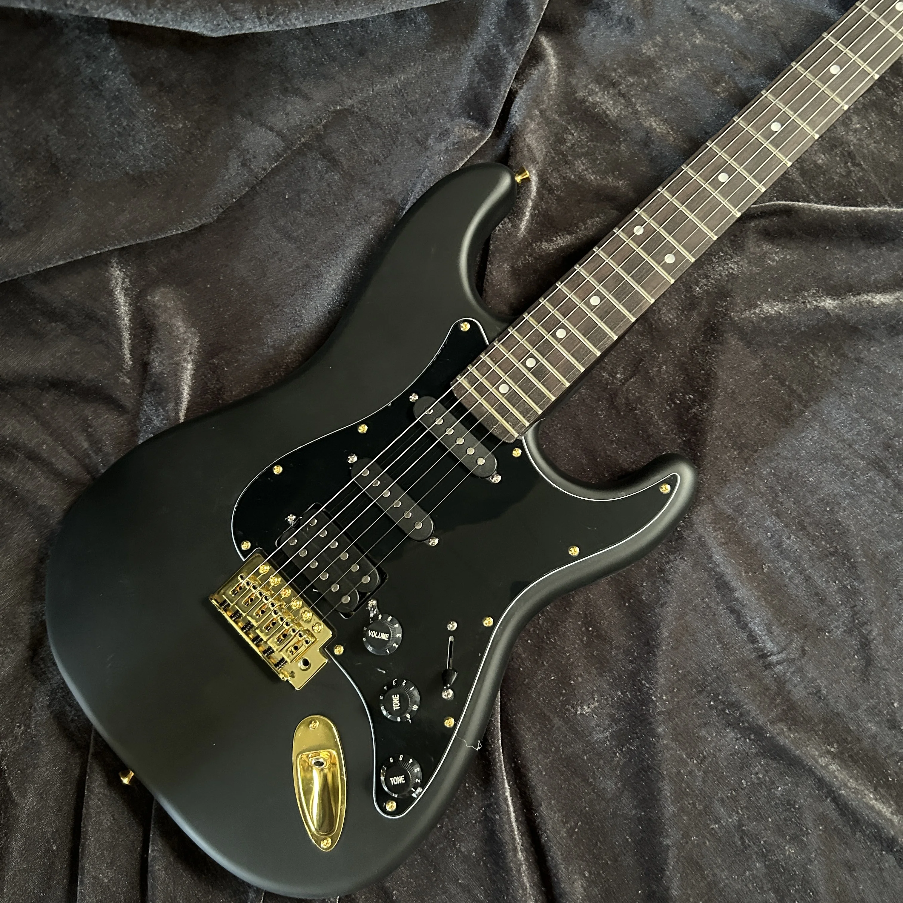 

ST Electric Guitar, Mahogany Body, Black Color, Rosewood Fingerboard, Golden Hardware, 6 Strings Guitarra, violão, гитара, 기타