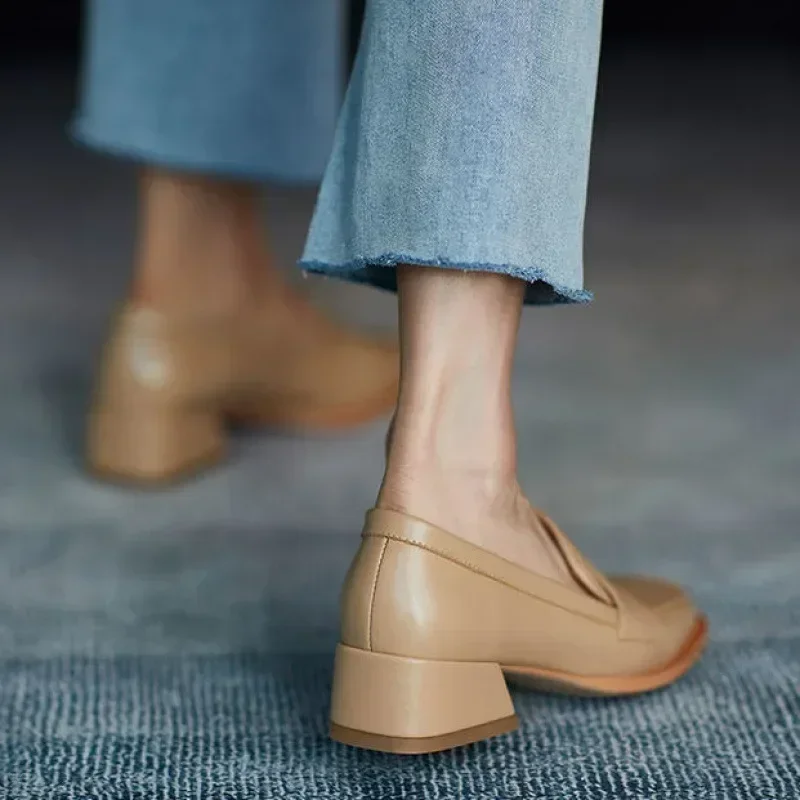 Женская обувь на низком каблуке. Элегантная женская летняя обувь. Черные лоферы.