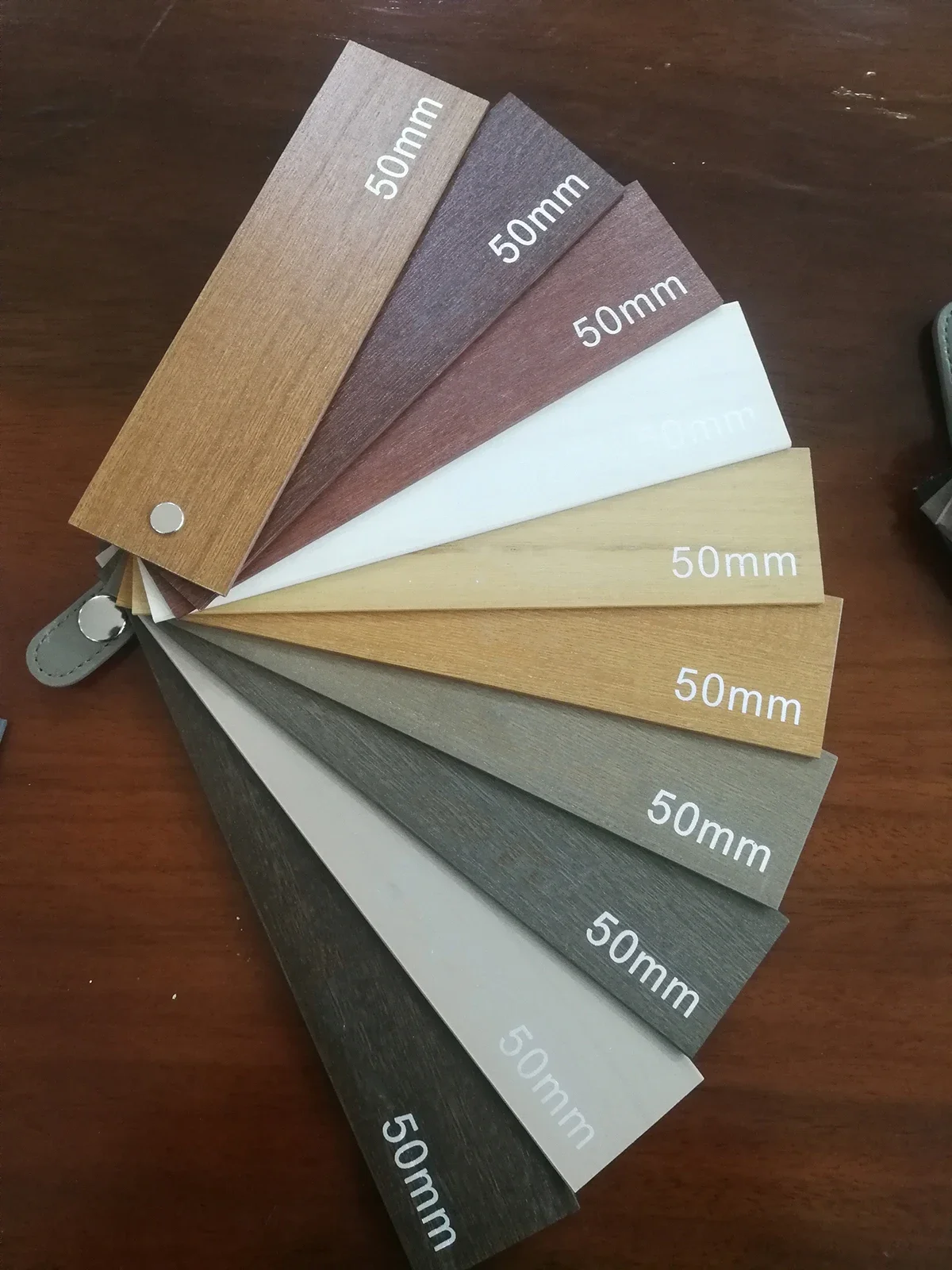 

Моторизованные жалюзи Sunroad из дерева паввонии