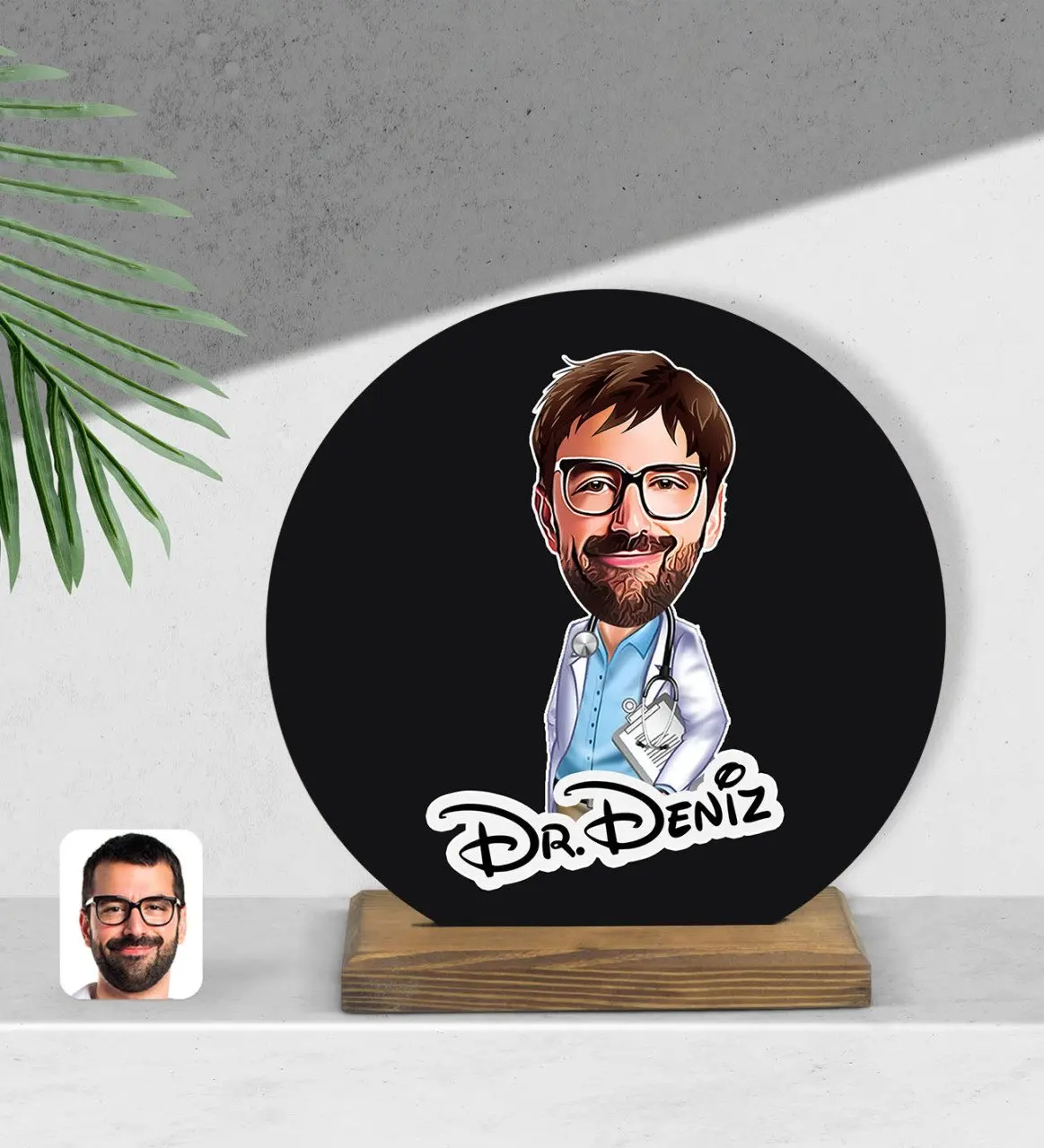 

Personalized male doctor cartoon round wooden Biblo-8