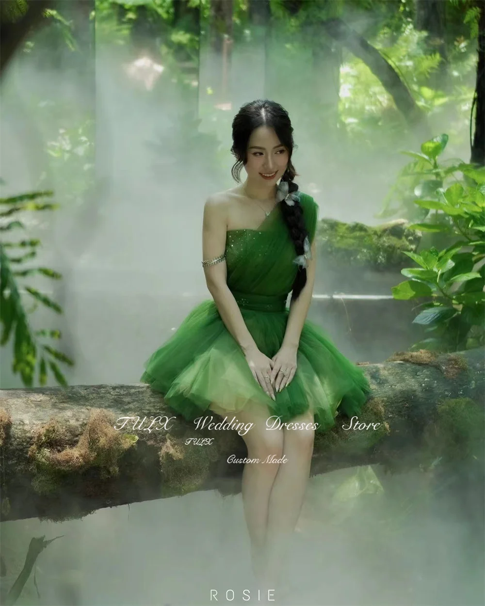 Короткое платье на одно плечо ТРАПЕЦИЕВИДНОЕ сверкающее из тюля выше колена