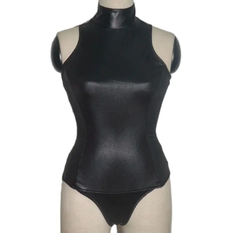 Женский сексуальный комбинезон в одном куске из блестящей кожи с манжетами, связанный вместе, сумкой, перчатками, привлекательным бандажным костюмом в полоску.