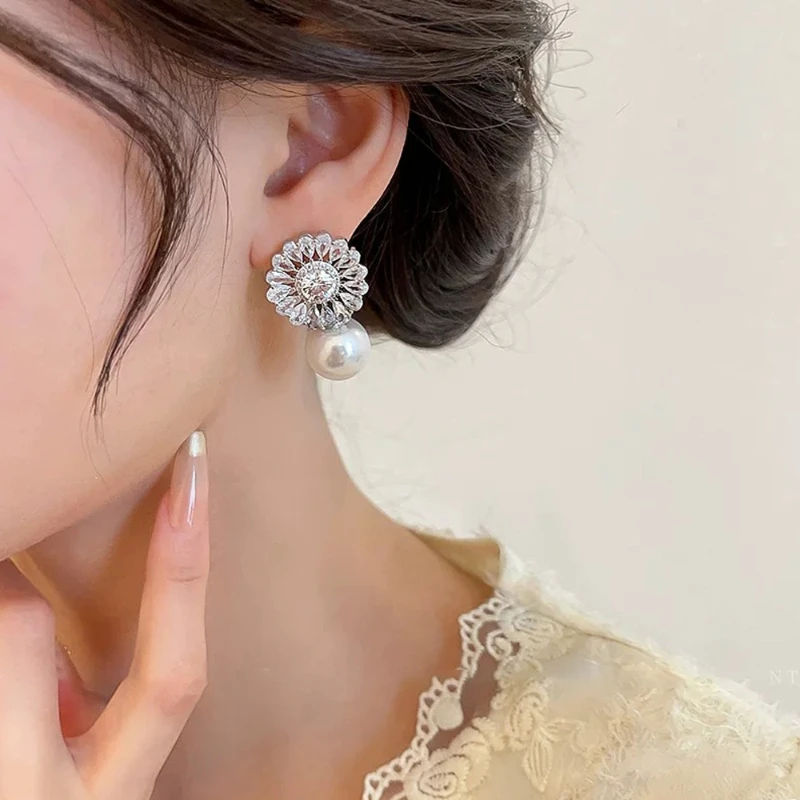 French Autumn and Winter New Retro Pearl Niche Design Exquisite Zircon Petals Light Luxury Earrings for Women Jewelry.