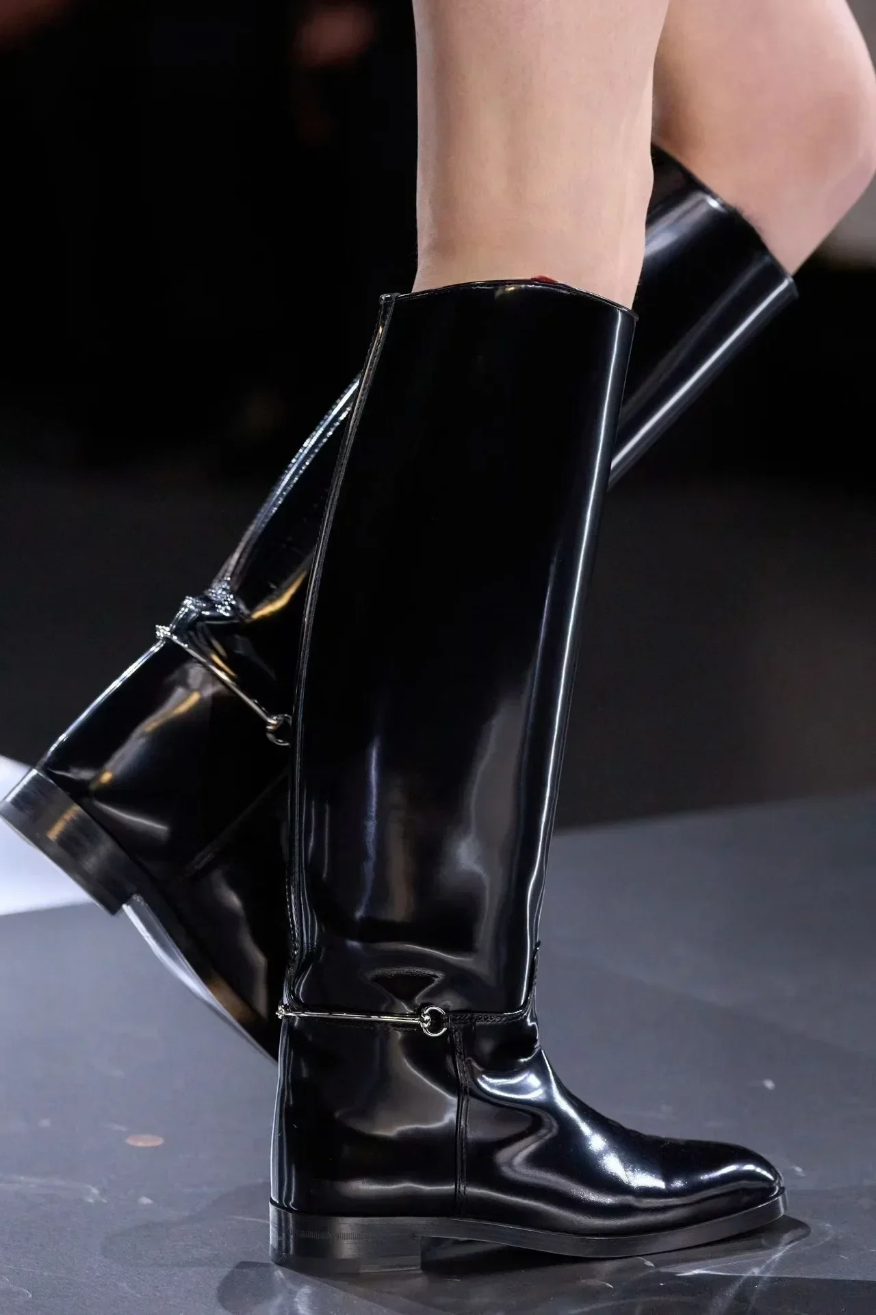 Новинка 2024 женские сапоги до колена на плоской подошве средней длины толстом