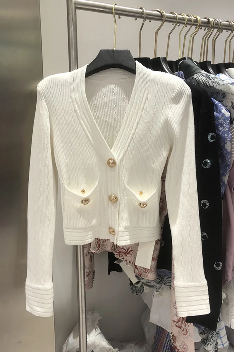 Женский трикотажный свитер с V-образным вырезом на осень/зиму |