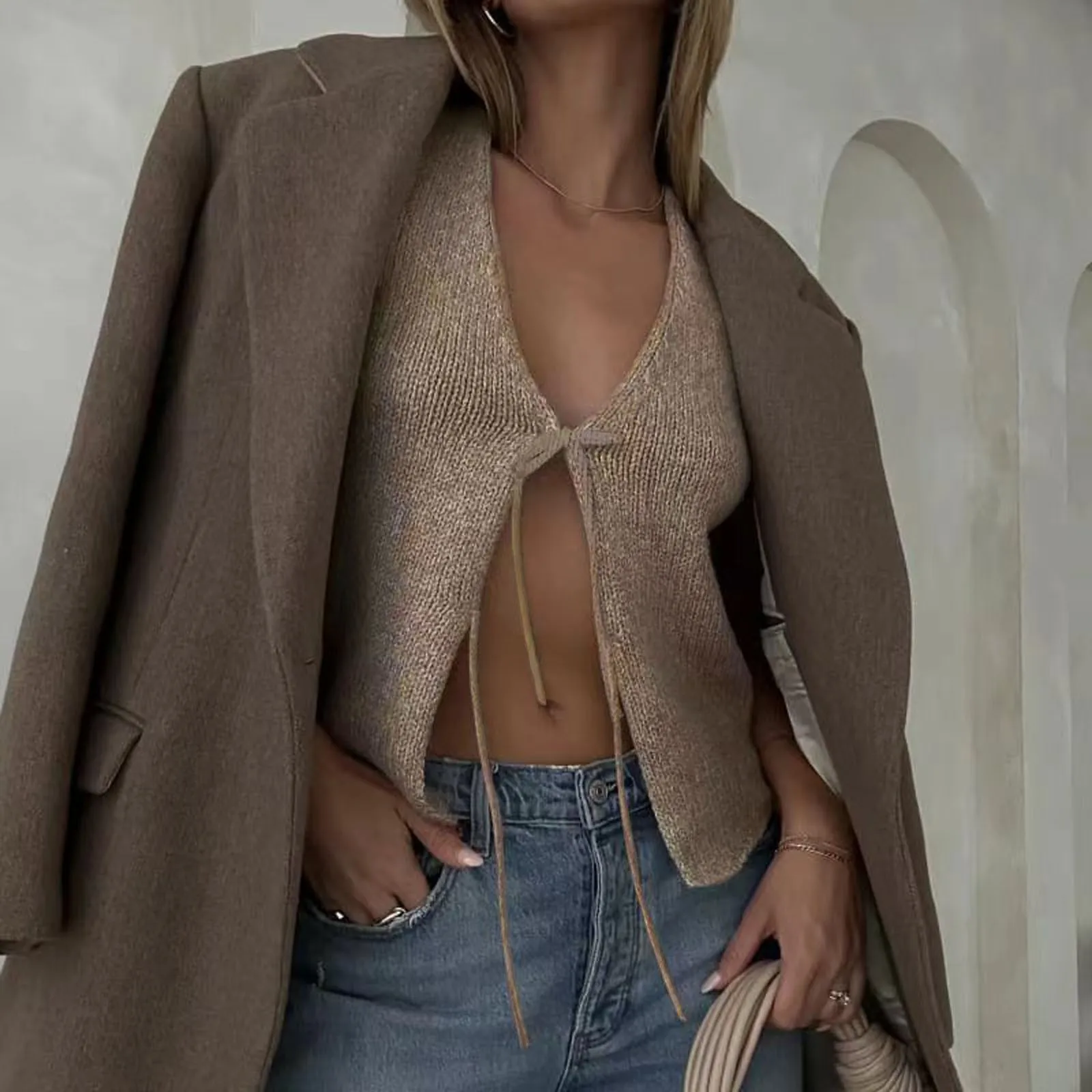 Женский трикотажный жилет винтажный простой однотонный без рукавов с V-образным