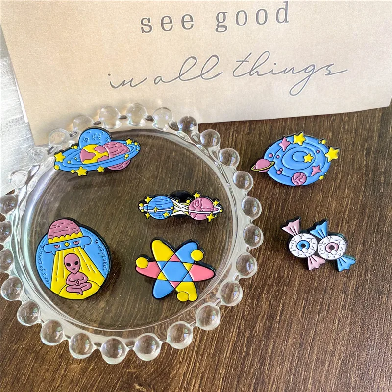 Эмалированная брошь с изображением инопланетянина космического корабля - купить