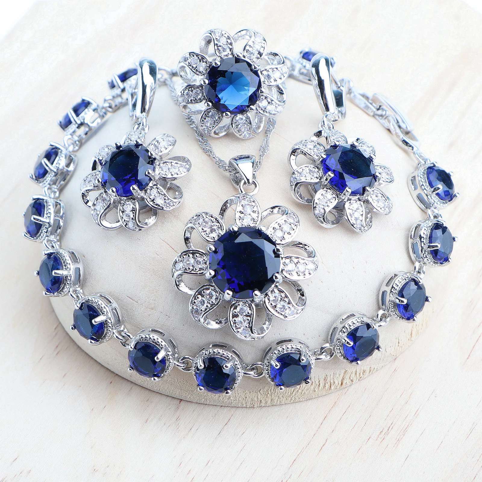 

Комплект из колье, серёг, кольца и браслета, из серебра 925 пробы