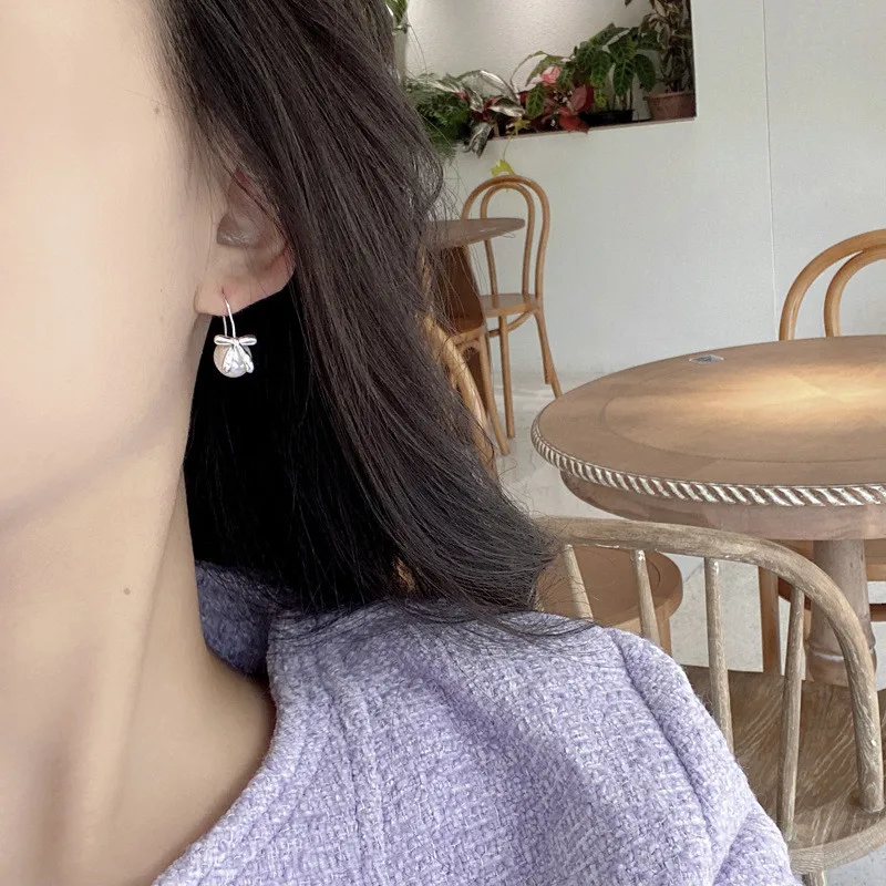 Серьги-подвески из серебра 925 пробы с жемчугом и бантом