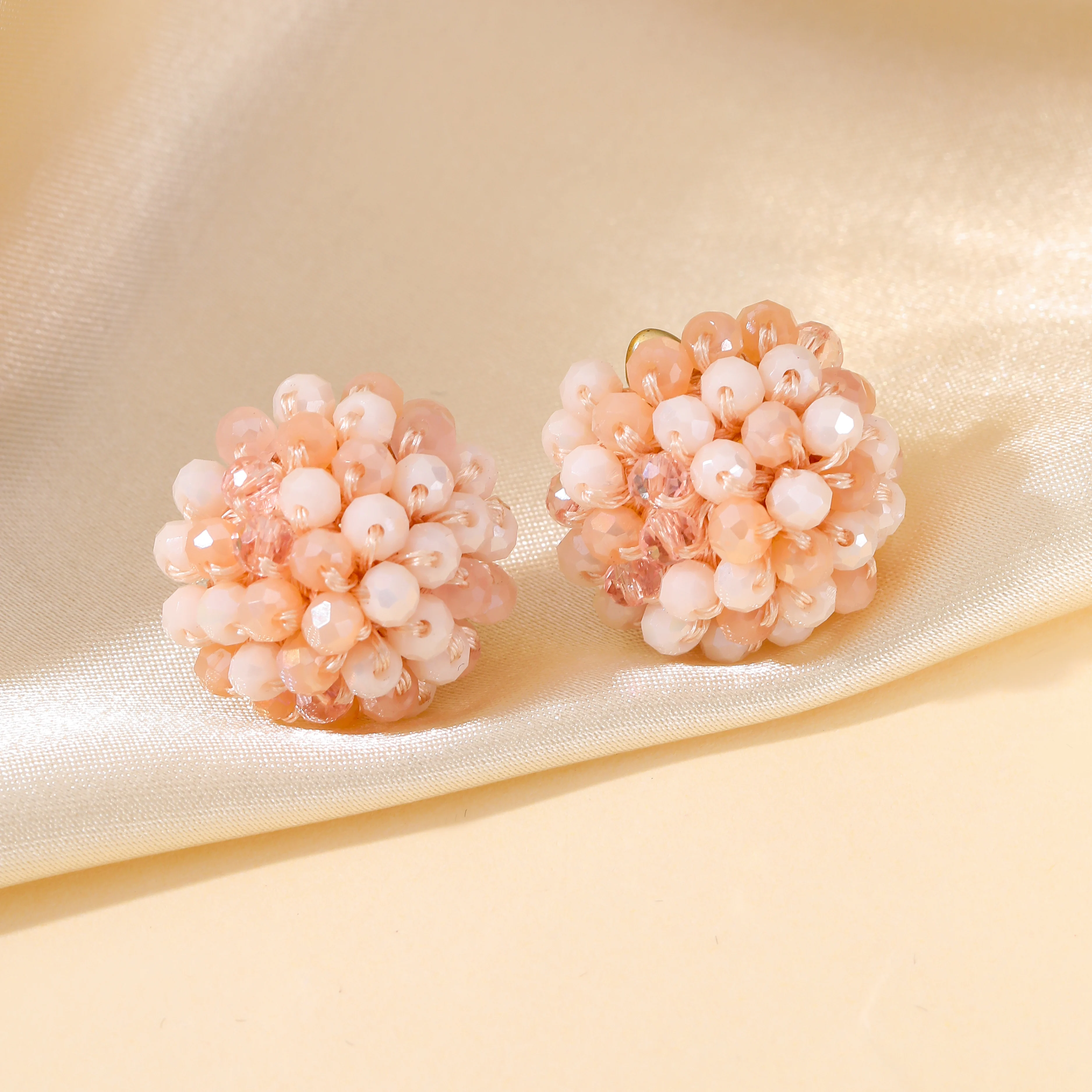 Круглые серьги-гвоздики из бусин INKDEW