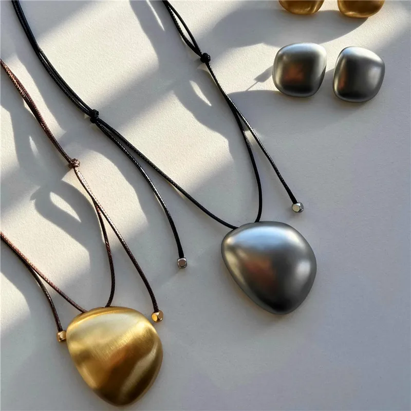 Винтажные металлические серьги-гвоздики Franch с геометрией неправильной формы для