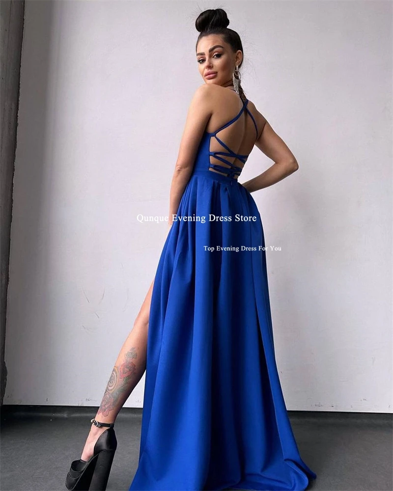 Женское вечернее платье с разрезом Qunque голубое атласное из искусственной кожи