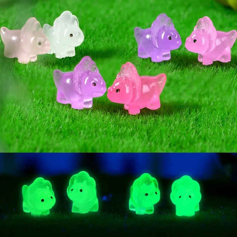 

Светящиеся динозавры из канифоли