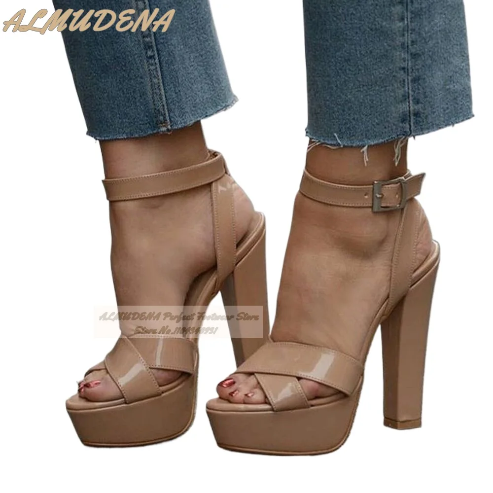 ALMUDENA Босоножки телесного цвета из лакированной кожи на массивном каблуке