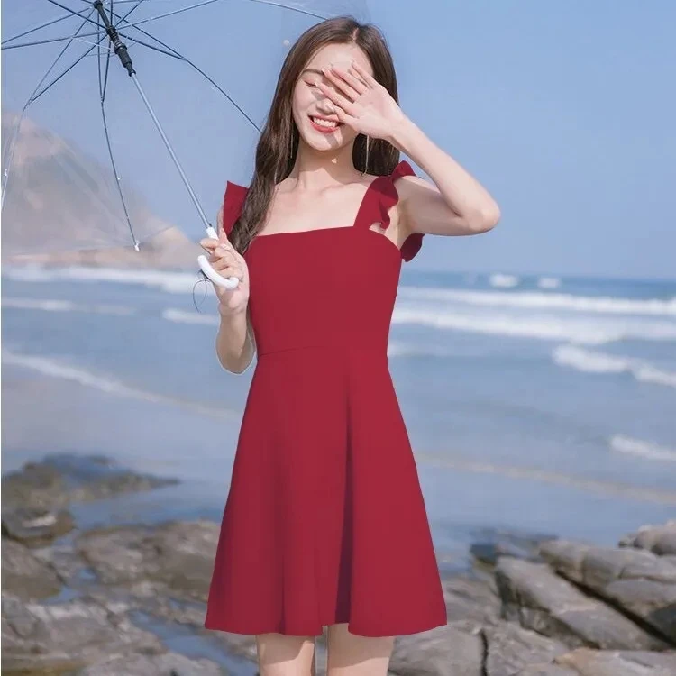 Женское мини-платье без рукавов с открытыми плечами и оборками