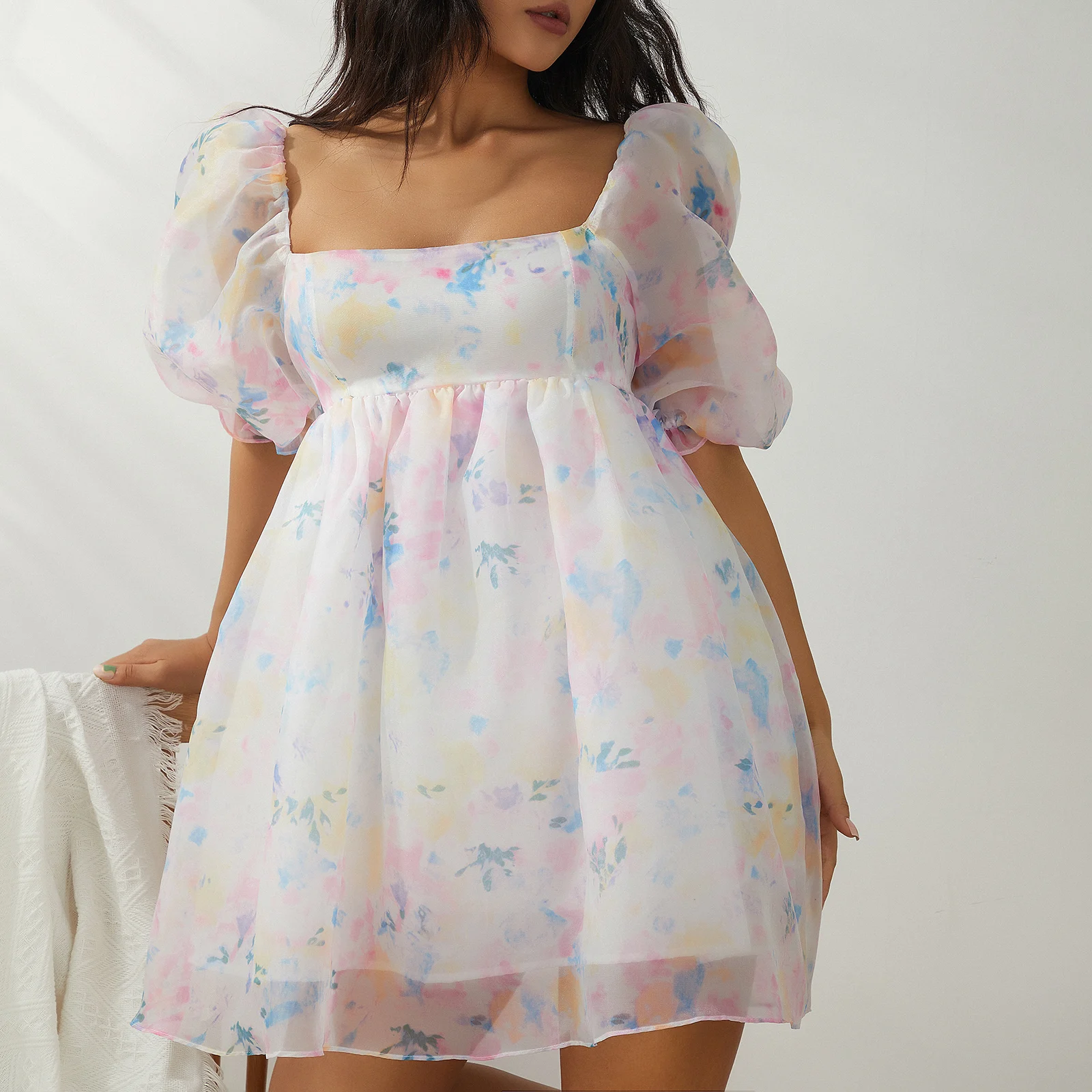 

Женское летнее мини-платье с коротким рукавом, квадратным вырезом и открытой спиной