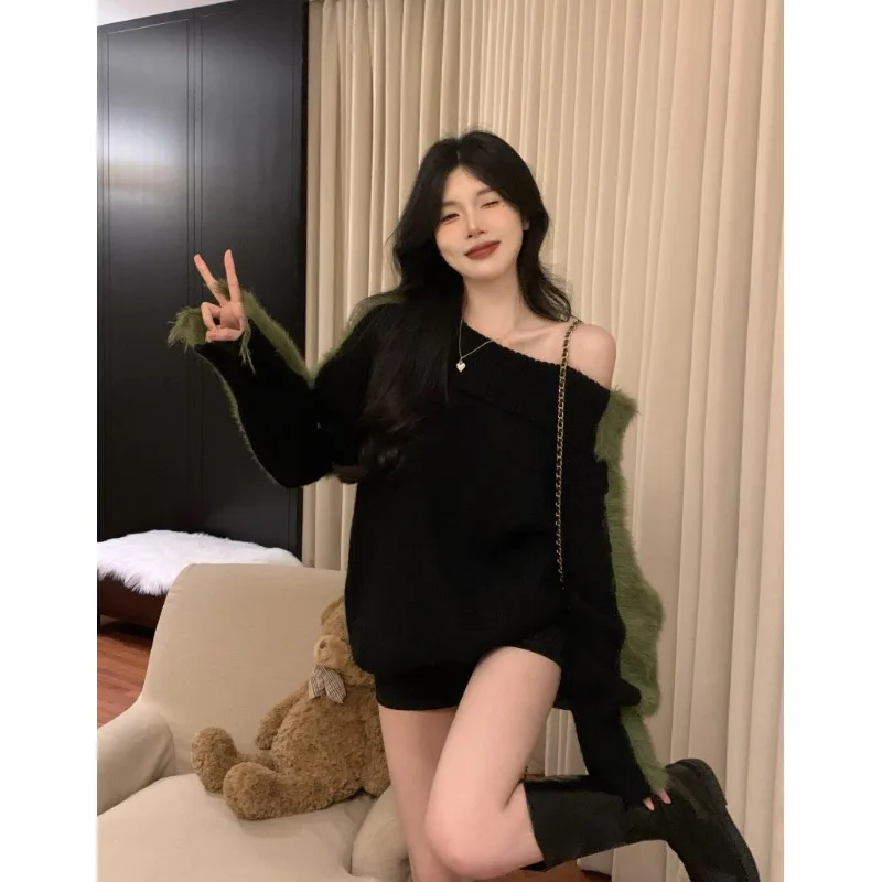  Дизайнерский свитер с косым воротником и открытыми плечами контрастного цвета