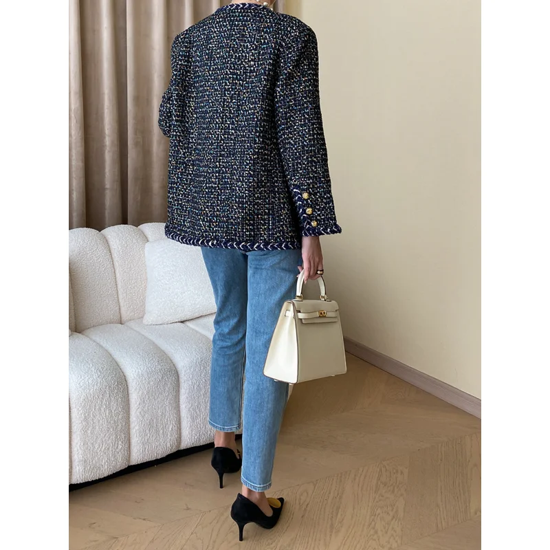 Рисунок 6 - Женское твидовое пальто с круглым вырезом