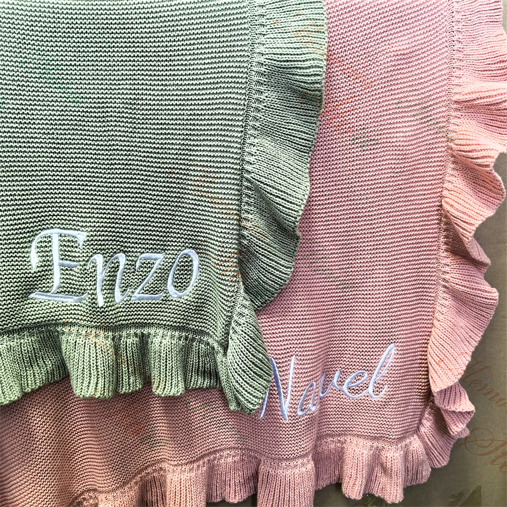 Персонализированное детское одеяло с оборками по краям вязаное вышивкой имени