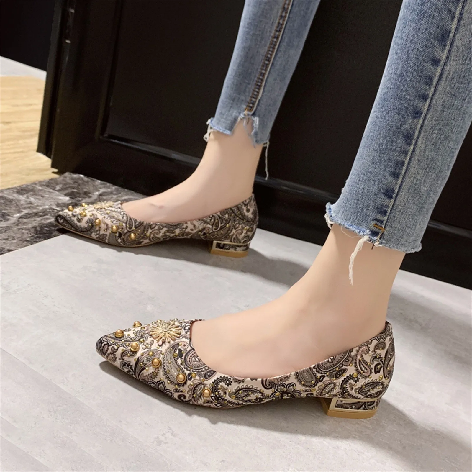 

Туфли-лодочки женские на низком каблуке, офисная обувь, заостренный носок, жемчуг, стразы, разноцветные, черные, лето-осень