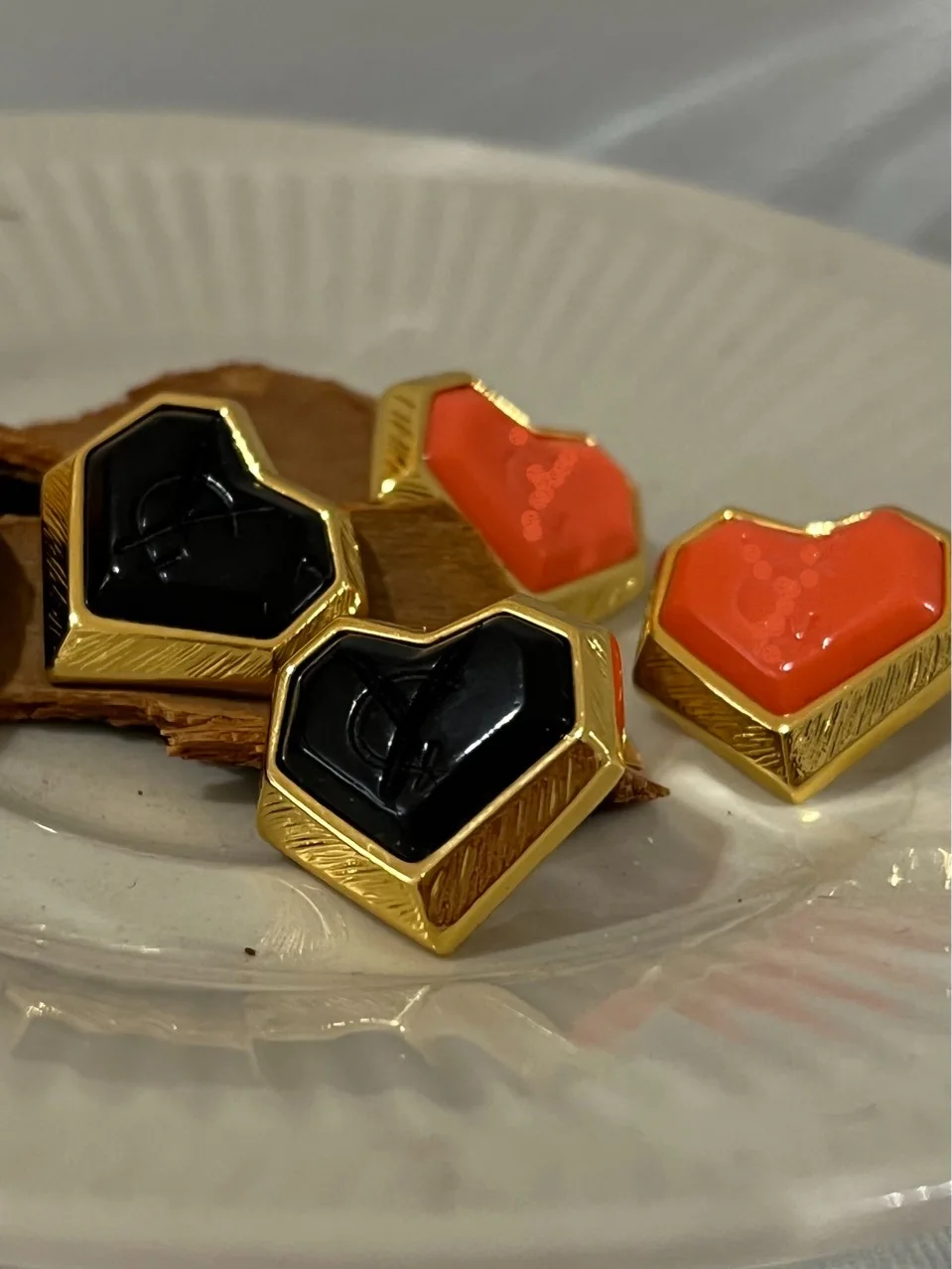 

Spring and summer new French retro medieval series luxury black love orange love earrings temperament