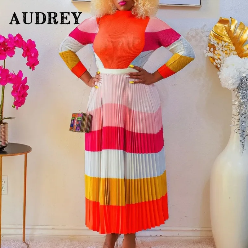 

Женская юбка с длинным рукавом и высоким воротником