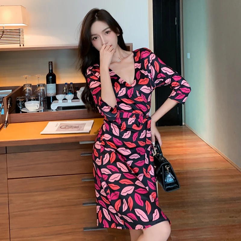 Женское платье с запахом летнее облегающее для отпуска V-образным вырезом