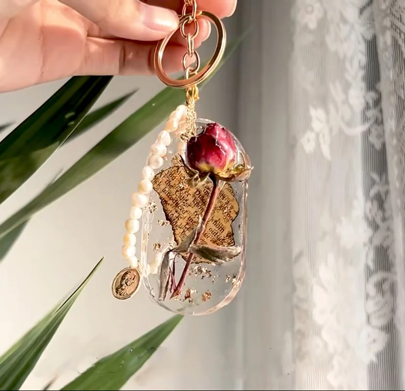 

DIY Handmade 3D Keychain Dried Rose Flower Epoxy Resin Gold Foil Key Chain Women Bag Pendent Keyrings Holder Charm Gifts Decor