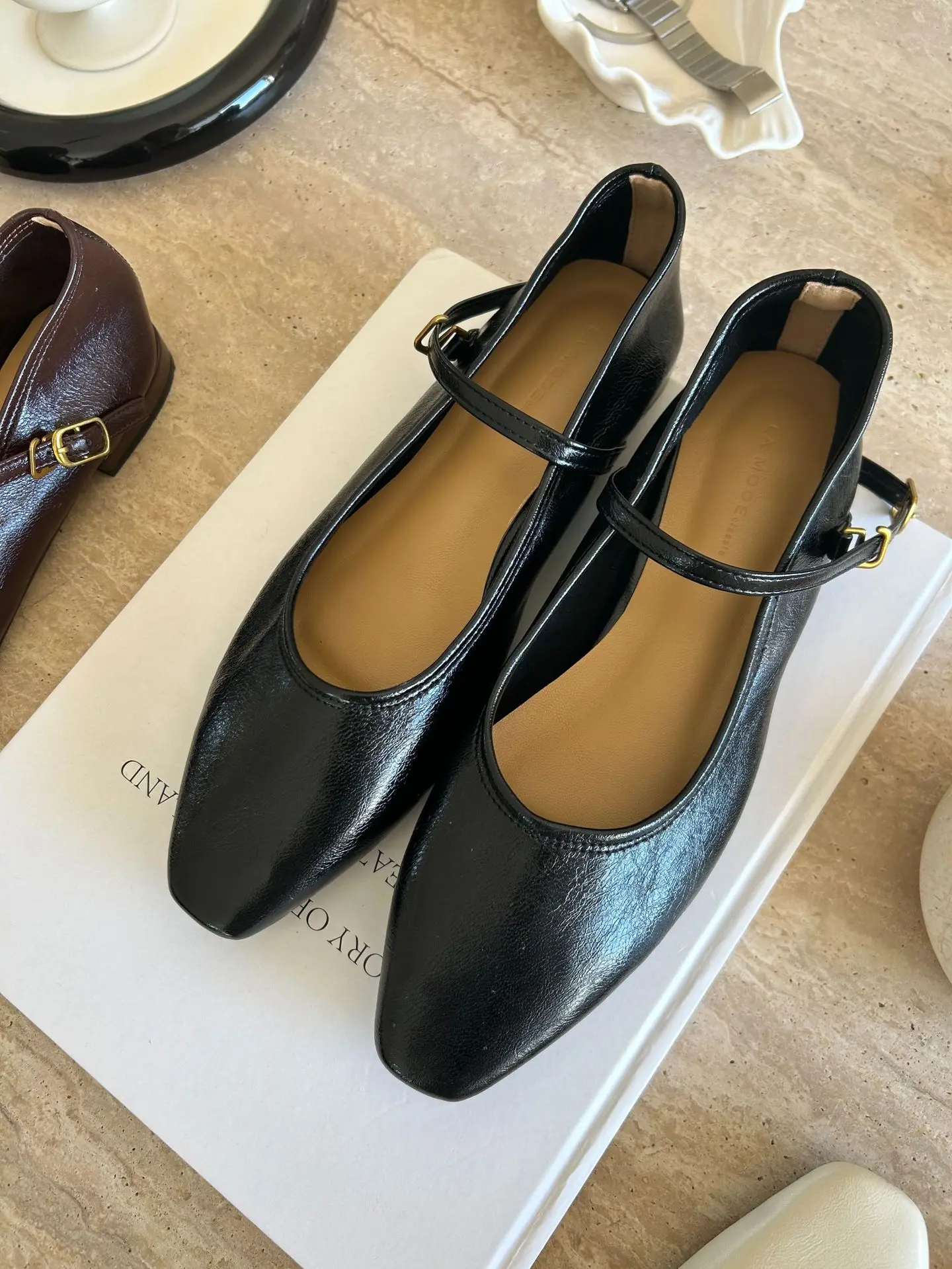 Удобные женские туфли на плоской подошве с квадратным носком без застежки низком