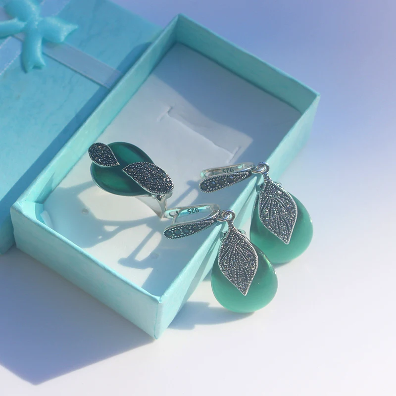 Комплект из колье и серёг с зеленым опалом