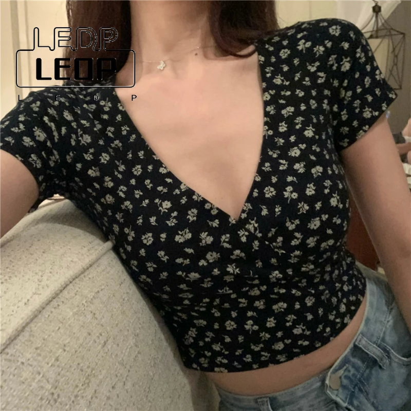 

2022 Summer New Bottoming Shirt Women's Short Navel-baring Casual Deep V-neck Small Floral Short-sleeved T-shirt Women's Y2k Top