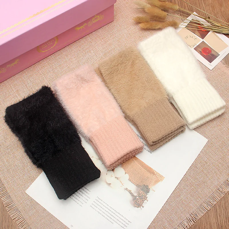 Рисунок 6 - Плюшевые перчатки с открытыми пальцами для женщин