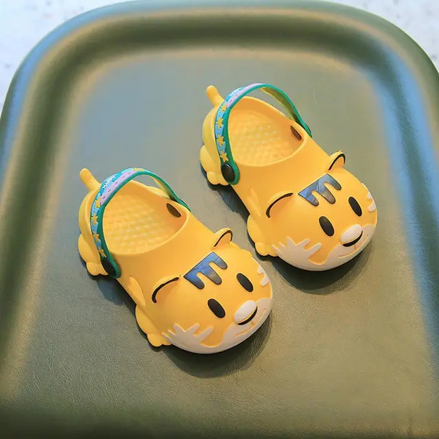 1 Pair Children's Summer Cartoon Cute Cave Hole shoes Duckling Boys And Girls Comfortable Soft Soled Sandals 1