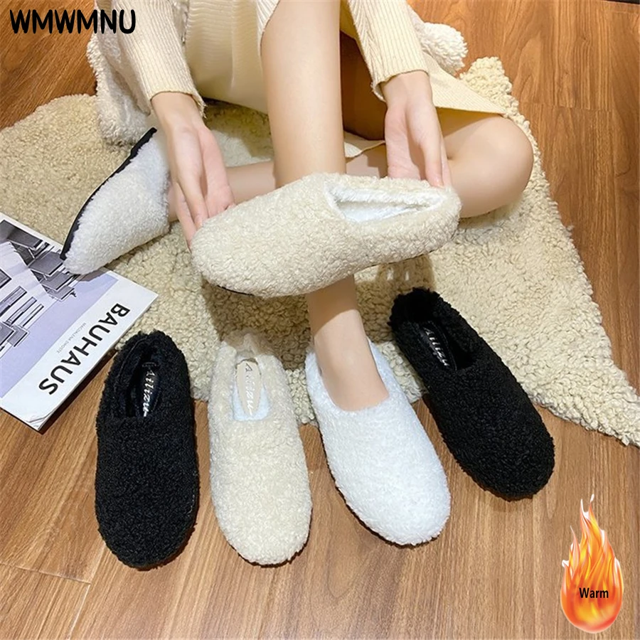 

Зимняя Теплая обувь из овечьей шерсти на плоской подошве без застежки, женские меховые и бархатные легкие износостойкие дизайнерские туфли...
