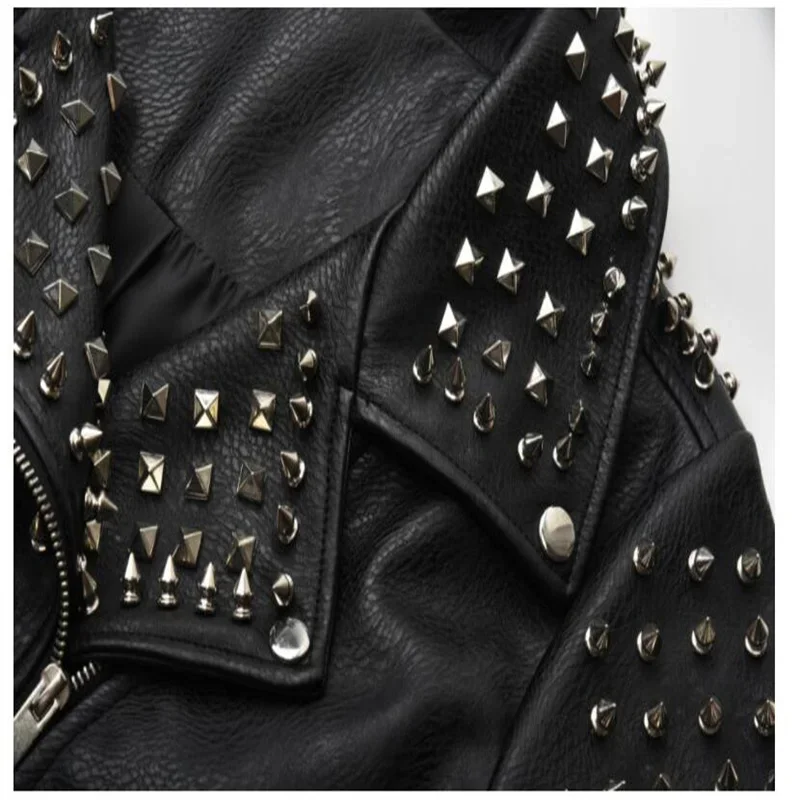 Куртка женская кожаная с заклепками приталенная модная короткая мотоциклетная