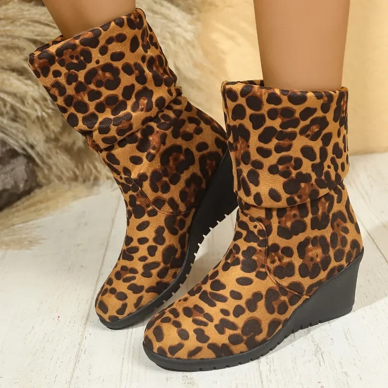 Женские замшевые ботинки с леопардовым принтом на высоком каблуке