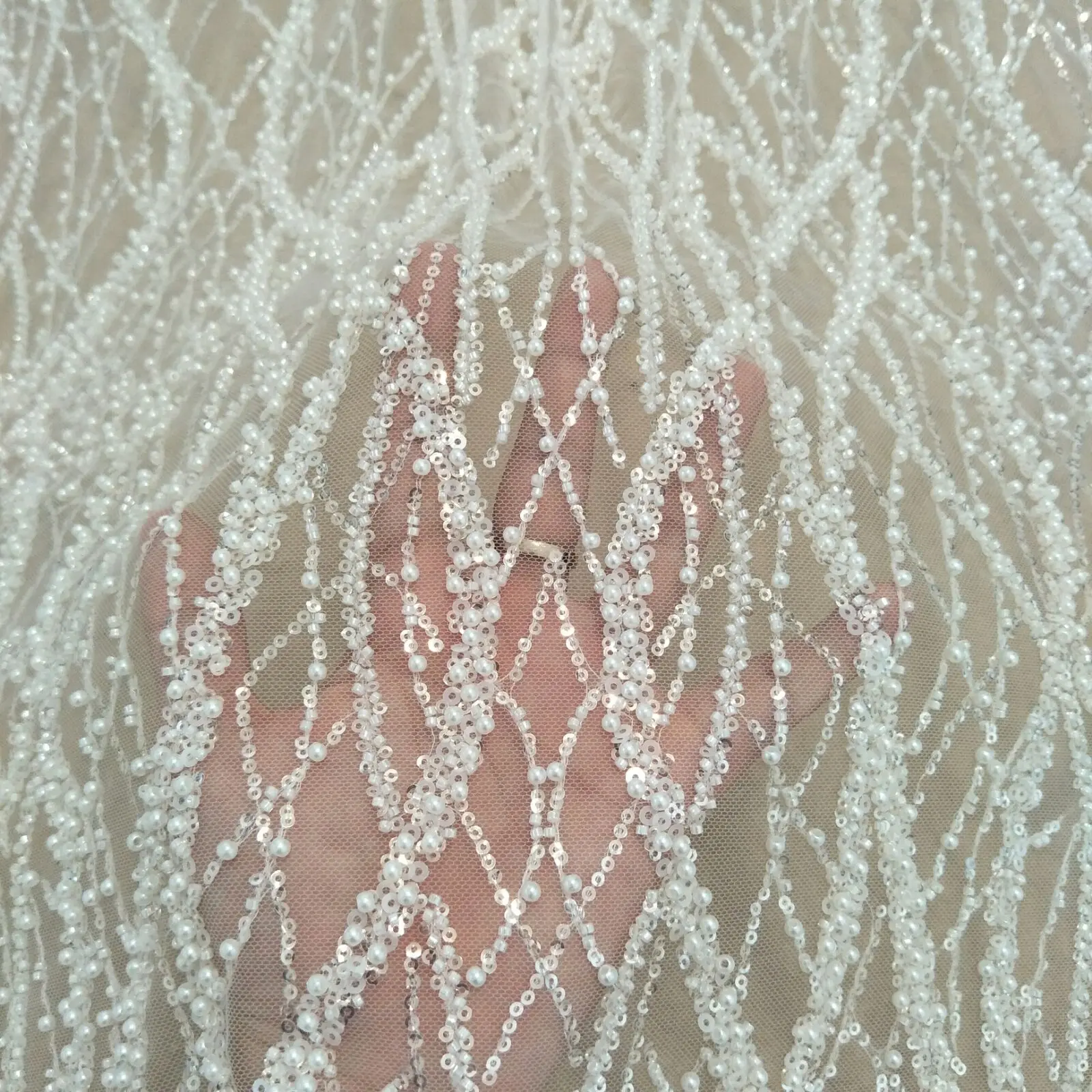 

Элегантная Модная плотная кружевная ткань с бусинами и жемчугом ширина 130 см, свадебное платье, кружевная ткань, продажа по ярду